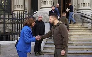 為了民主和烏克蘭的勝利！裴洛西回憶出訪開戰中的基輔 ：以為會死