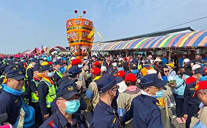 大甲媽祖回鑾！警防搶轎 部署800警力監控