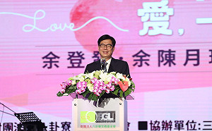 出席「愛．一直佇這」紀念音樂會  陳其邁盼民主香火代代相傳