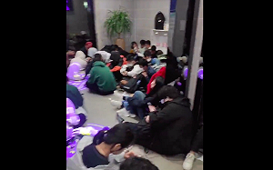 中國五一長假景區人多急限流 黃山遊客公廁過夜