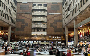 觀察北車大廳移工旅客席地而坐現象 小笠原見：比日本社會進步很多