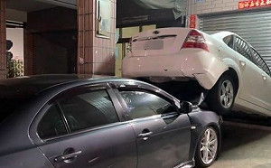 拒檢逃逸!高雄女毒駕狂飆車 高速失控撞毀2車遭逮