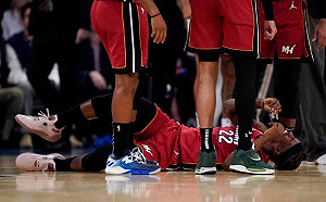 Butler比賽中遭碰撞　右腳踝受傷