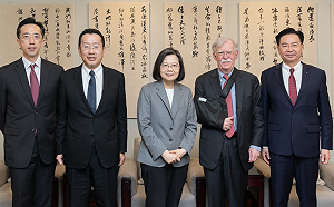 接見美國前白宮國安顧問波頓  蔡英文：台灣有決心保衛家園