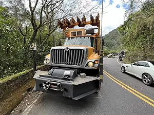 北宜機車碰撞台電工程車　無照男命危搶救中