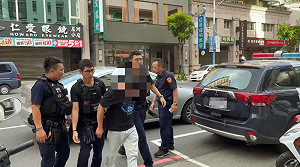 男子駕車拒檢衝撞遭警圍捕落網