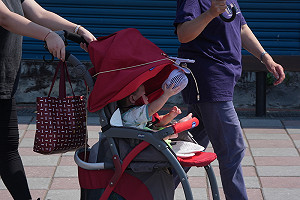 高溫炎熱 幼兒推車裝電扇消暑