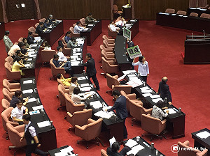反前瞻再癱院會藍改採文攻　提案表決再表決