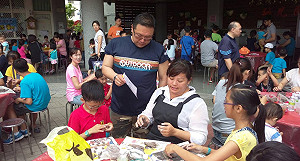 阿公阿婆和小朋友千人齊捏陶  港洲盃親子捏陶比賽熱鬧滾滾