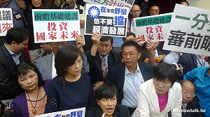 前瞻再亂　藍委又占主席台、要求撤換邱議瑩