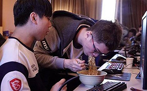 《英雄聯盟》開打在即  閃電狼們最懷念家鄉這一味