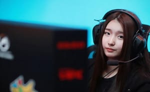 不讓鬚眉！中國首位《鬥陣特攻》女職業選手與男選手同舞台對決