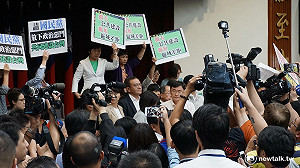 國民黨灑粉擋前瞻  綠委秀KUSO圖苦笑