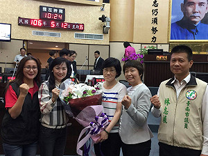 南市教育局長遭推打  綠營議員獻花給抱抱