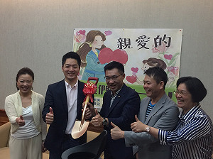 蔣萬安想生第二胎 江啟臣送金鏟子助孕