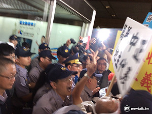 抗議容積代金 百名地主衝撞北市府