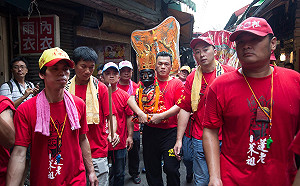 淡水百年夏日慶典！跟著清水祖師夜間出巡送走妖魔鬼怪