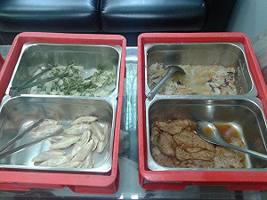 中央餐廚為何難以下嚥！一位老師的營養午餐紀實