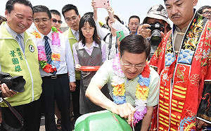 阿兜仔也來湊熱鬧 鹿港龍王祭夜賽共歡騰