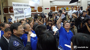 藍灑假鈔潑水瓦斯汽笛干擾　前瞻完成初審、爭議條文送院會協商