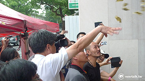 前瞻初審過關 環團灑冥紙：向民進黨宣戰