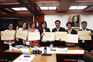 「防狼師條款」初審通過  補習班老師須用真名