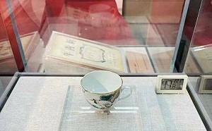 習近平「看過」的茶杯被展示 王丹：個人崇拜瘋狂顛峰 網諷：人還沒死文物先出來