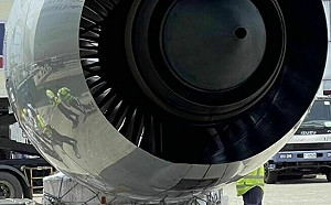 桃機卸貨驚傳意外！貨物卡住飛機引擎畫面曝光