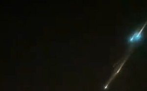 (影) 哈爾濱驚見不明發光體！ 夜空現數光點 目擊者：移動快 拖著長尾巴