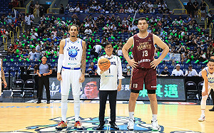 逆風相挺應援 陳其邁為全家海神季後賽主場首戰開球