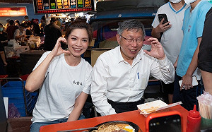 藍白合？柯文哲訪南投 合體鍾沛君迺夜市 