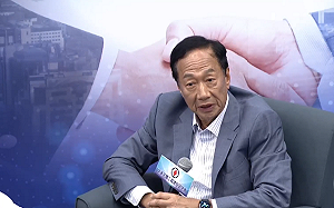 郭台銘點名林書豪「回台打球沒唱國歌」網諷：權力使人瘋癲 藍委也喊奇怪