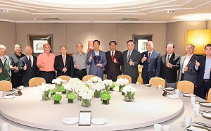 郭台銘批「民進黨大砍公務員退休金」 遭鄭運鵬反嗆：拿仇恨動員當提款機 