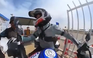 (影) 新疆式加油！ 把車騎進「籠子」如坐牢 、秀三證、還要人臉辨識