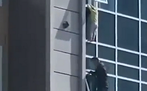 (影) 蜘蛛人現實版！ 男子爬出八樓公寓 掛窗幼女下墜瞬間驚險搶救 