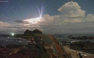 索爾降臨？台東三仙台出現「往上跑」神祕閃電  氣象局說話了