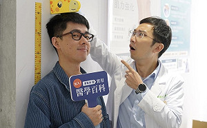 阿滴發照片證明身高有178！網友不買單：沒有全身照不相信