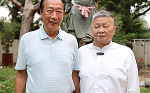 侯友宜不握的他握了！郭台銘與顏清標十指緊扣：我會成為最強