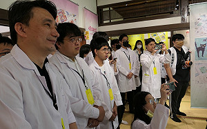 新北醒吾商設系畢展《洗淨腦霧人》 毛小孩醫療APP主人寵物都安心