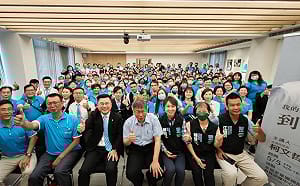 小草帶風向喊蔣男是青鳥！真相大逆轉　幸福家不動產被發現曾邀柯文哲演講