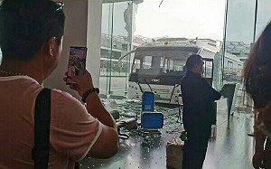 廈門機場接駁車撞進航廈 公安：排除機械故障、酒駕