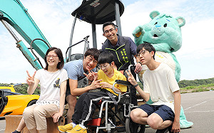 喜願協會新北市府助圓夢   罕病兒喜搭蓮花跑車兜風  