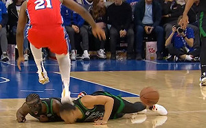 意外！Williams遭Embiid踩中頭部