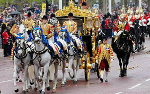 查爾斯三世乘坐馬車國王遊行 馬克宏、法美烏第一夫人等抵達西敏寺 