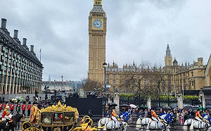 查爾斯三世加冕典禮結束 乘坐馬車返抵白金漢宮
