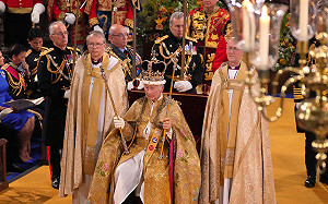 英王查爾斯三世正式戴上「聖愛德華王冠」 正式加冕為王