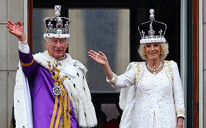 英國王室成員現身白金漢宮陽台接受民眾歡呼 哈利王子未出現