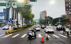 妻子綠燈過馬路走斑馬線遭撞斷腿 鄭寶清呼籲重視「行人地獄」問題