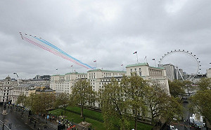 英王加冕壞天氣攪局  空軍表演精簡、民眾室內慶祝