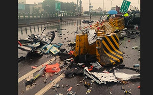 台74線清晨重大車禍!轎車疑自撞水泥護欄 2男死亡